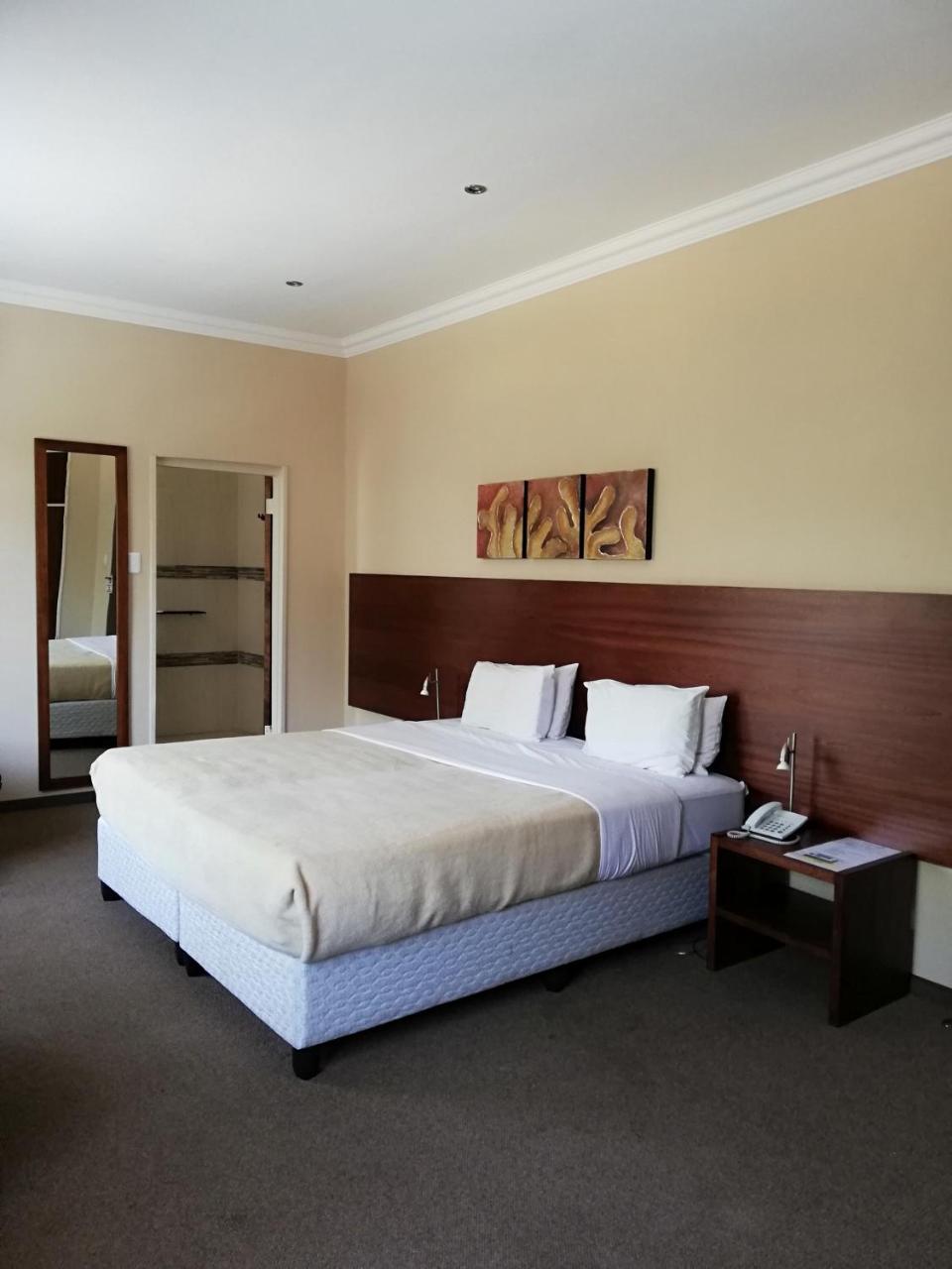 The Shakespeare Inn Vanderbijlpark Luaran gambar